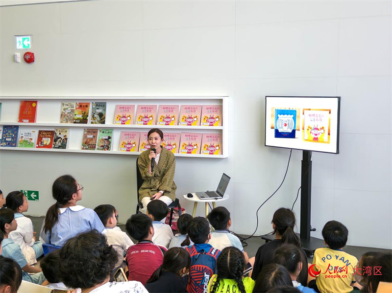 香港绘本作家艾美仔向在场小朋友讲述故事。人民网实习生 韩宇轩摄
