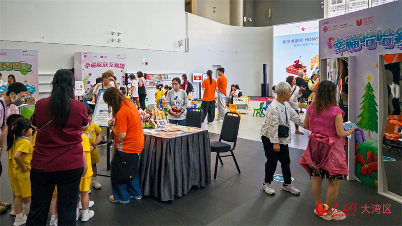 “童趣共读嘉年华”吸引大小朋友现场体验。人民网实习生 韩宇轩摄