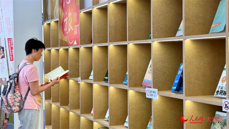 “共读半小时”活动现场，市民安静阅读。人民网实习生 张雨洁摄