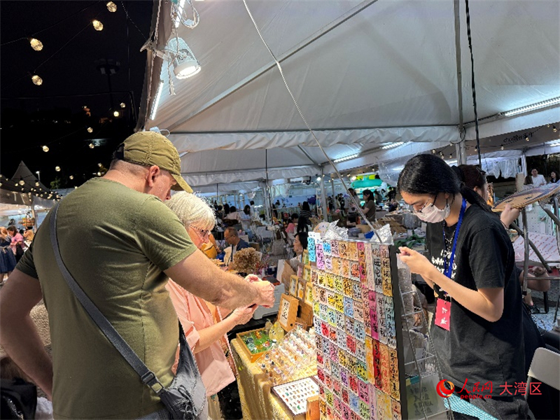 图为特色文创产品吸引外国游客。人民网记者 富子梅摄