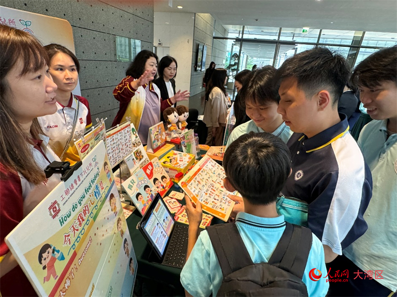 图为同学们积极参与“全民阅读活动周”。人民网记者 富子梅摄